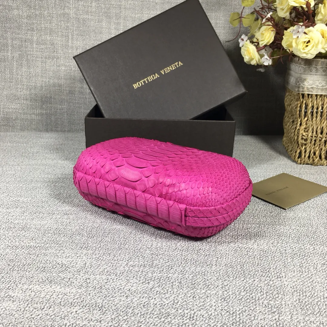 🔥🔥Model No. 8651🔥🔥This elegant clutch bag is one of the most popular handbags in woven bags. It is an interpretation of a classic design that was reintroduced in 2001. Since its launch, the Knot clutch has exhibited exquisite craftsmanship and integrated different styles from low-key to flamboyant. Each new Knot product demonstrates the irresistible and timeless charm of this classic handbag. This luxurious handbag features the signature braided rope buckle and is crafted from rare yellow-ringed forest snake and water snake skins. More charming and luxurious texture. Size: Small 16.5cm
